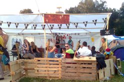 Gemütliches Beisammensein bei schönem Wetter und guter Musik
